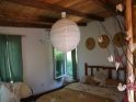 紫藤花开湖边小屋