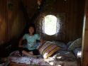 紫藤花开湖边小屋