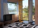 紫藤花开湖边小屋