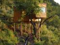 紫藤花开湖边小屋